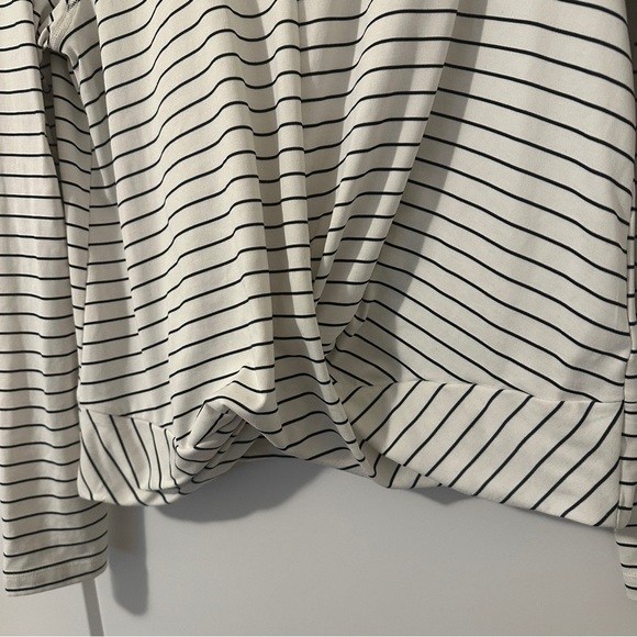 Old Navy Active Relaxed Breathe ON Twist- Hem Cropped Long Sleeve Top Size Large - Picture 6 of 11